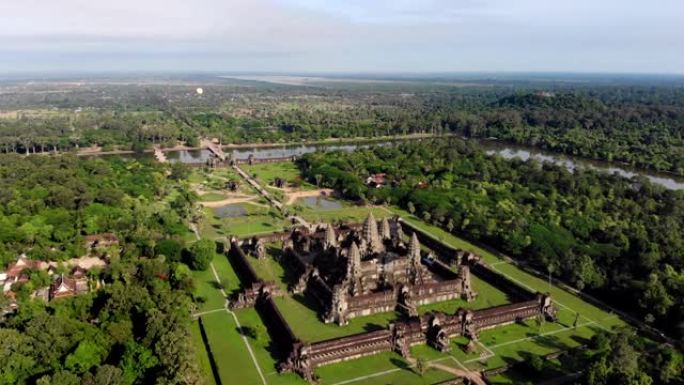 鸟瞰柬埔寨暹粒市附近的吴哥窟遗址