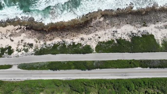 日落时卡门海滩附近科苏梅尔岛道路的鸟瞰图