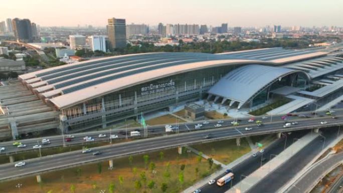 空中无人机高速公路的高角度视图与Bang Sue Grand Station是一个新的铁路枢纽，在泰