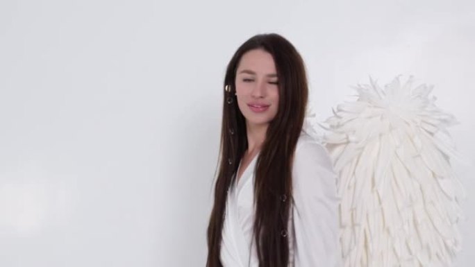 白色背景上白色天使翅膀的美女