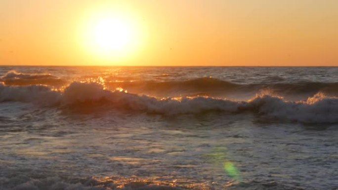 海边的日出或非常美丽的日落。沙滩和在沙滩上拍打的海浪。泡沫大风暴波