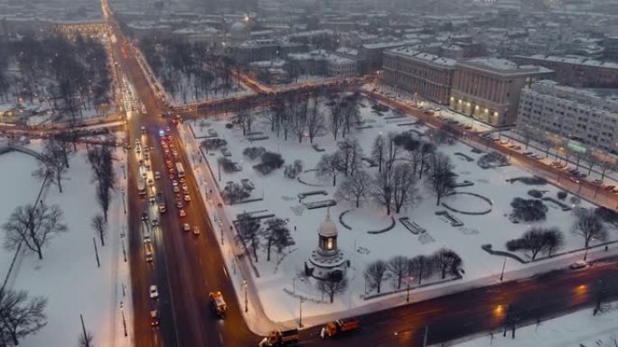 黄昏时对圣彼得堡彼得格勒区动脉主干道的夜间照明，白雪覆盖的广场上的三一小教堂，背景中的大教堂清真寺