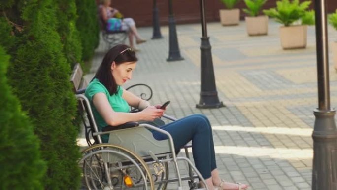 迷人的残疾女孩与乐趣打字在手机上，慢mo