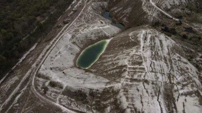 空中无人机观察磷石膏废物上形成的绿色湖泊