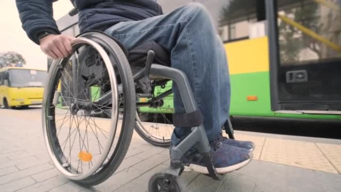 有身体残疾的人等待有无障碍坡道的城市交通工具