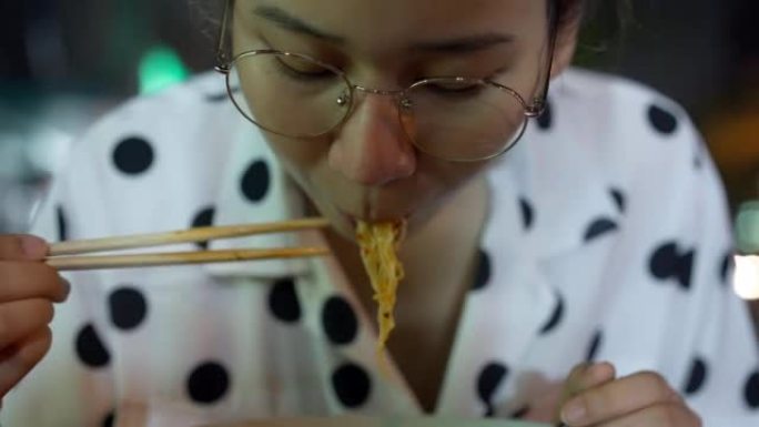 饿女人吃面特写