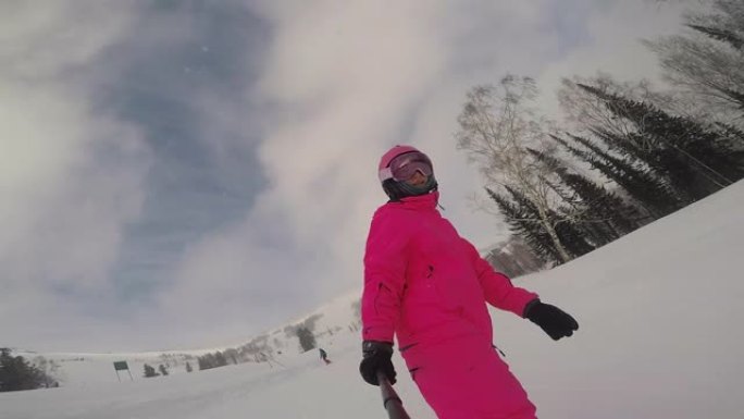 在冬季雪坡上滑雪或滑雪。滑雪胜地，冬季运动