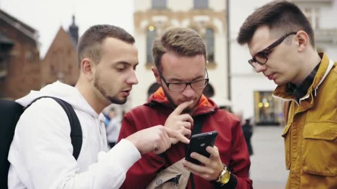 三个人在智能手机上讨论城市地图