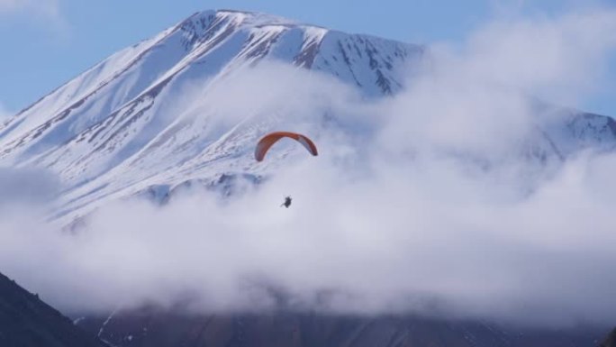 天空潜水员飞到山峰旁