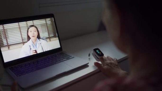 一名高级女性正在进行视频远程医疗通话。