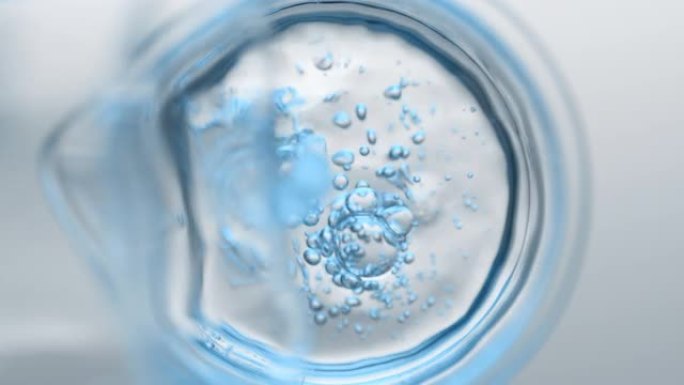 从烧瓶中倒入烧杯的浅蓝色液体会产生气泡