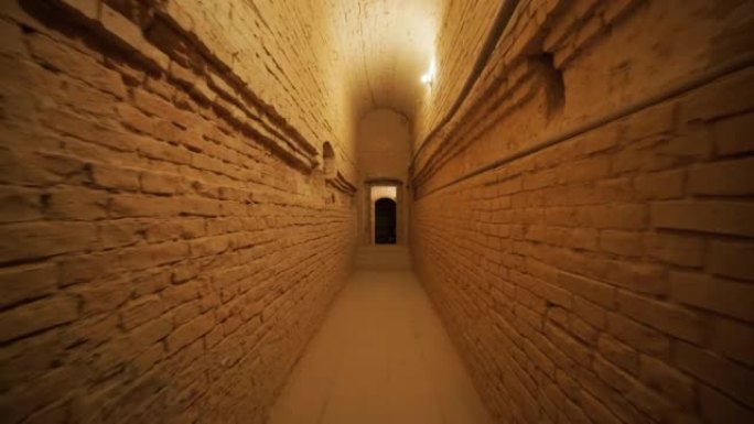旧地下地下室或旧建筑中的壁橱。旧庄园里有许多门的旧地下通道。阴沉的走廊或有石墙的隧道