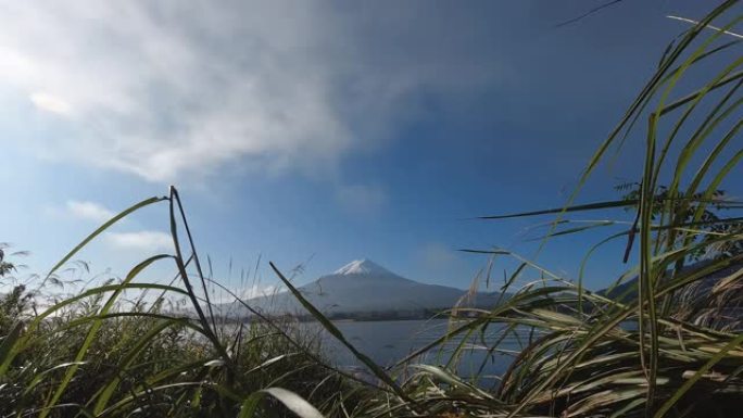 日本境内经过的富士山火山和小船。