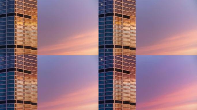 延时摩天大楼高办公楼立面，五颜六色的夜空移动云彩反射在表面窗户玻璃上。反思时间流逝市中心金融区。镜子