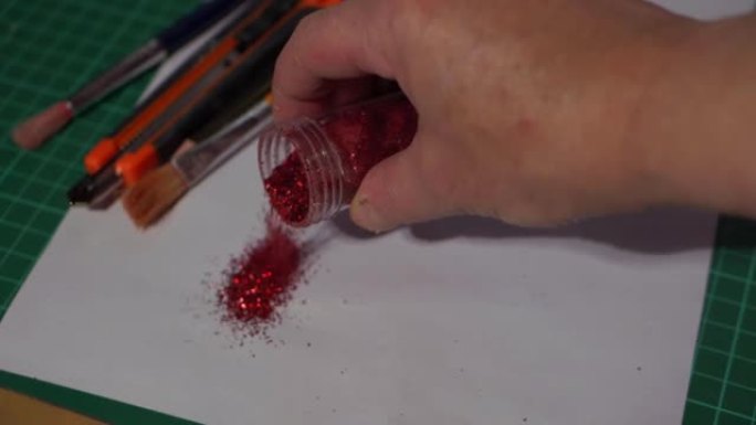 手工使用红色闪光工艺用品用于艺术项目
