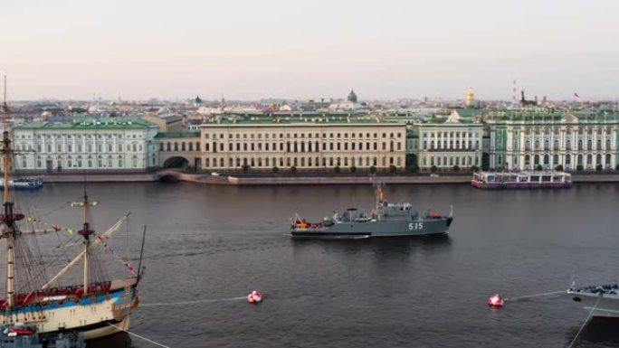 清晨，一艘现代军用船沿着宫殿堤岸飞行，这艘船仿照古代的波尔塔瓦号护卫舰，在俄罗斯海军冬宫度假之前