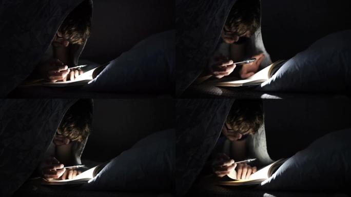 男人晚上用手电筒看书。