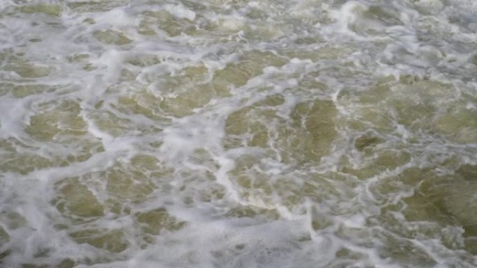 降雨后在溪流和河流中积聚泡沫