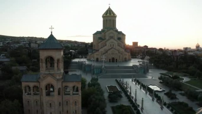 格鲁吉亚第比利斯圣三一大教堂的无人机镜头鸟瞰。