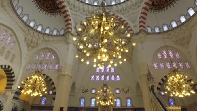 4k现代清真寺内部详细跟踪拍摄-米赫拉卜，吊灯，伊斯兰艺术，书法照明艺术，斋月，崇拜，讲坛，圆顶，寺