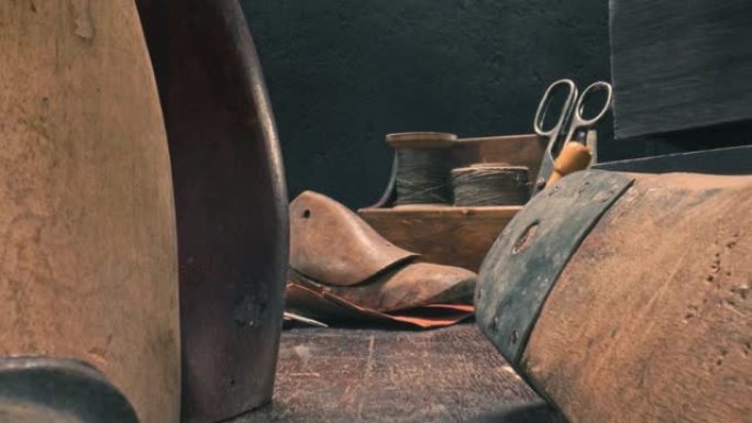 传统的鞋匠车间，配有工具、铁砧、鞋子和规则。