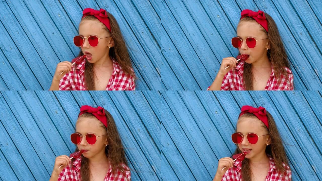 戴红色太阳镜的女孩手里拿着一根三角棒棒糖，用舌头舔它。