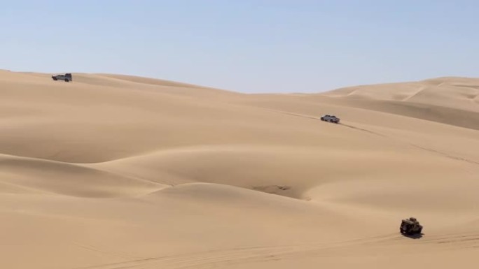 沙丘在沙漠中行驶。非洲的白色SUV汽车越野旅行