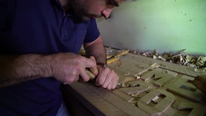 土耳其木雕大师为她的顾客制作木制玩具和纪念品。