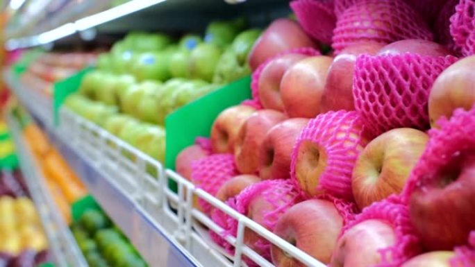 超市货架上五颜六色的苹果分类特写，维他命水果杂货店购物。将不同品种的苹果出口到各种商店和超市