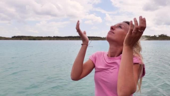 女人祈祷仰望天空并沉思