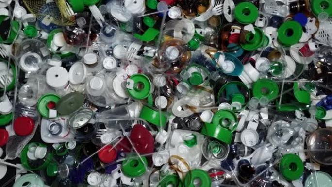 一个家庭的一次性塑料垃圾。使人们意识到不可回收的塑料废物对垃圾填埋场的过度污染。桌子上有毒的不可生物