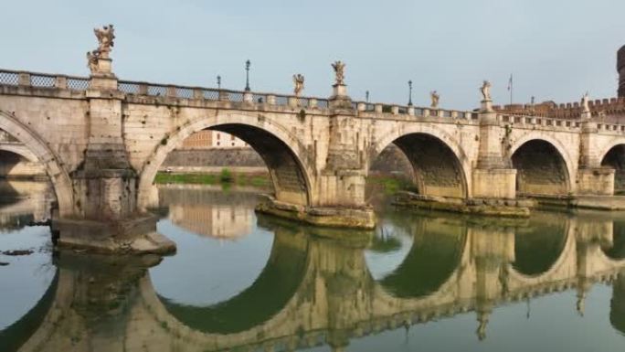 对罗马台伯河的反思，圣天使城堡的桥。
