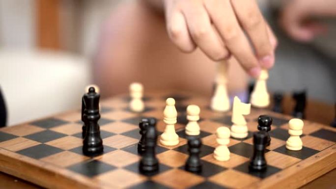 在家一起下棋对弈博弈下象棋特写