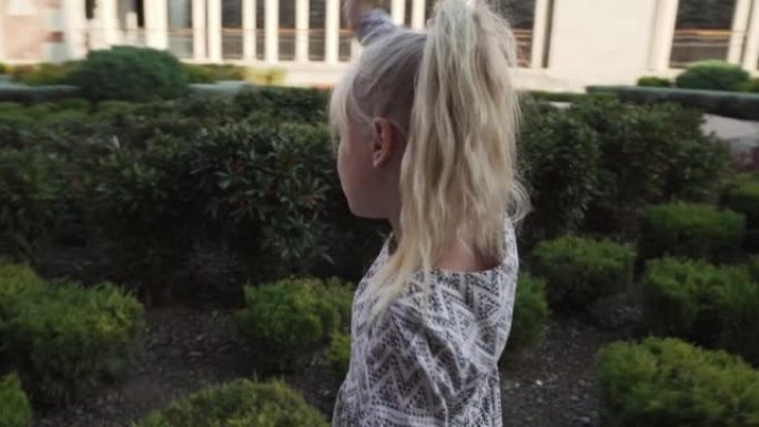 佐治亚州，阿哈尔齐赫-10月2019日: 金发碧眼的高加索小女孩玩她的洋娃娃