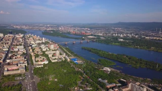 夏季无人机拍摄时，克拉斯诺亚尔斯克市叶尼塞河上的桥梁