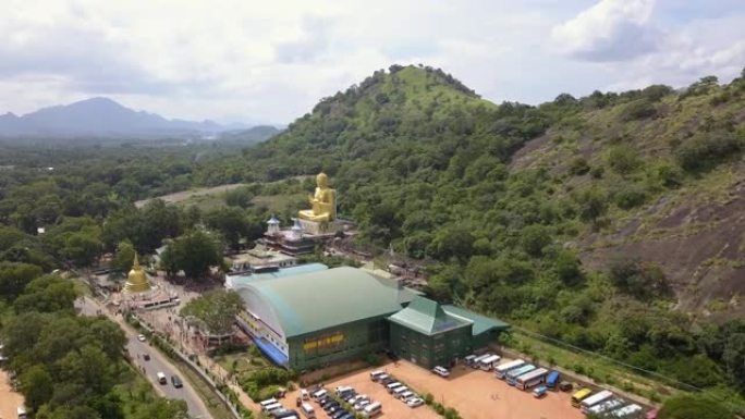 斯里兰卡丹布拉金庙的金色佛像无人机镜头
