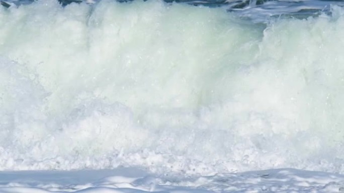来自日本北海道网走国立公园的鄂霍次克海强浪镜头