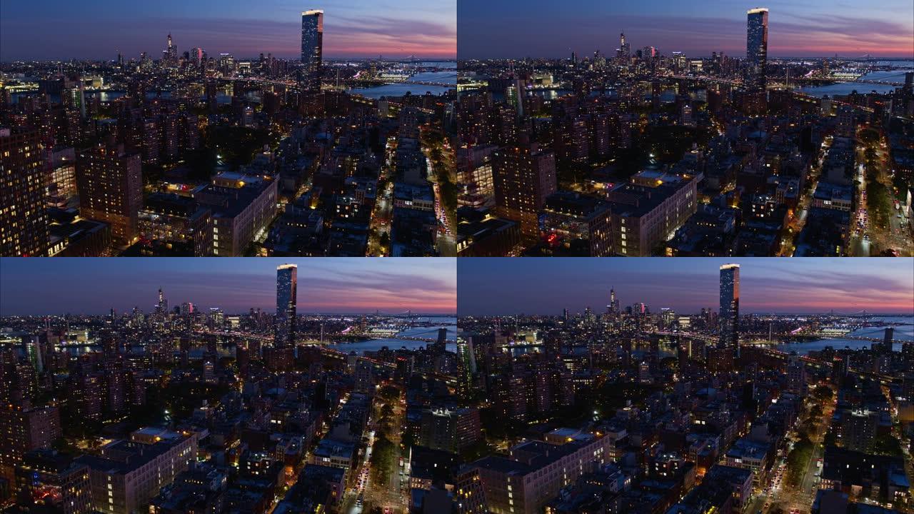 曼哈顿大桥，东河上的布鲁克林大桥，以及远处的维拉扎诺大桥。日落时分，纽约曼哈顿住宅区和项目的全景。平
