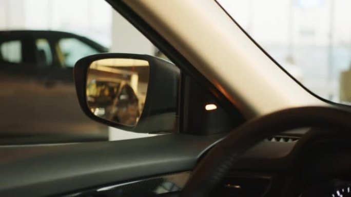 司机安全概念。现代车辆侧视镜盲点监控系统警示灯图标。汽车死区监控系统。BSM系统
