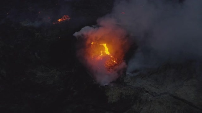 火山的无人机喷出烟雾和熔岩