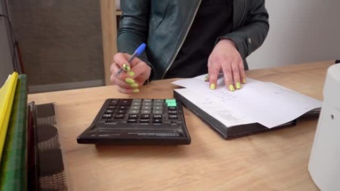 手特写，收银员-花店计算成本的金额在计算器。