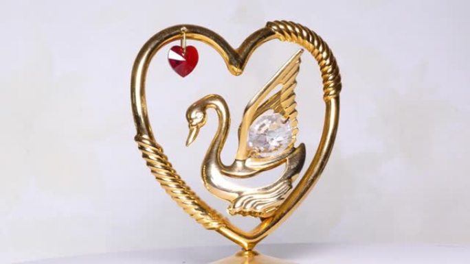 白色背景上的心脏形式的金色装饰