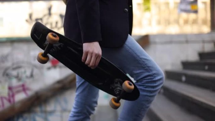 在市中心玩滑板的年轻人