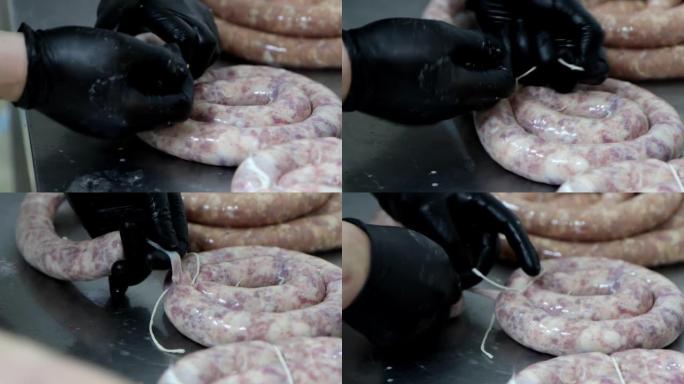 肉类加工厂香肠生产过程。