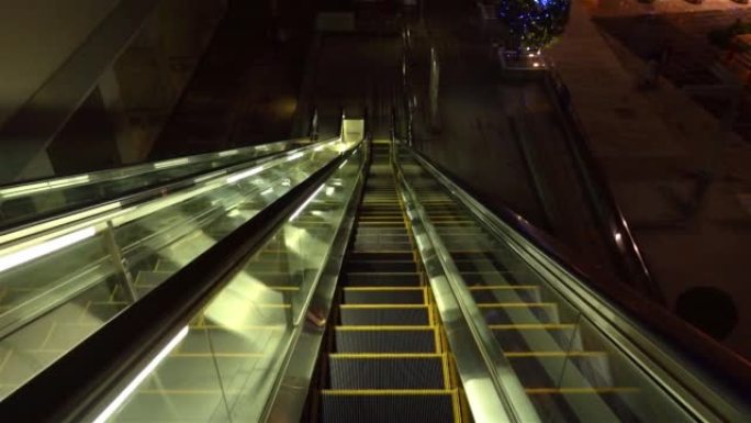 自动扶梯夜间拍摄，日本