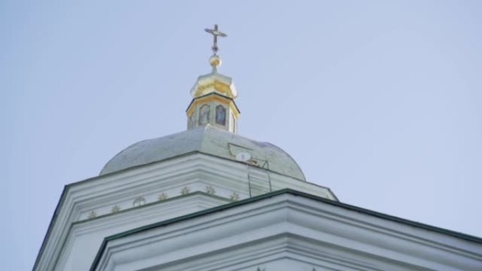 东正教教堂。基辅乌克兰十字架教堂的金色圆顶