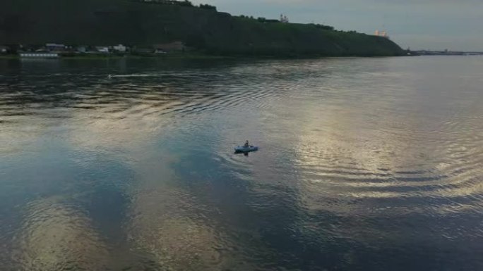 叶尼塞河克拉斯诺亚尔斯克日落无人机拍摄的渔夫的全景