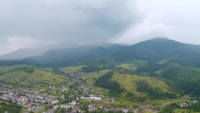 春天，大雨淹没了山区。