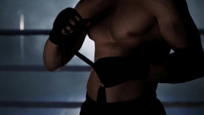 拳手用拳击绷带包扎双手，这是在健身房进行跆拳道训练的一天。高清4k镜头