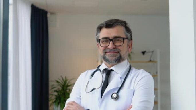 开朗的高级医师，穿着白色西装，双臂交叉，听诊器